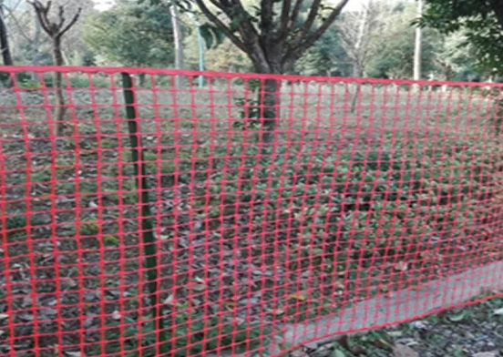Apakah kegunaan jaringan penghalang plastik di tempat sukan?